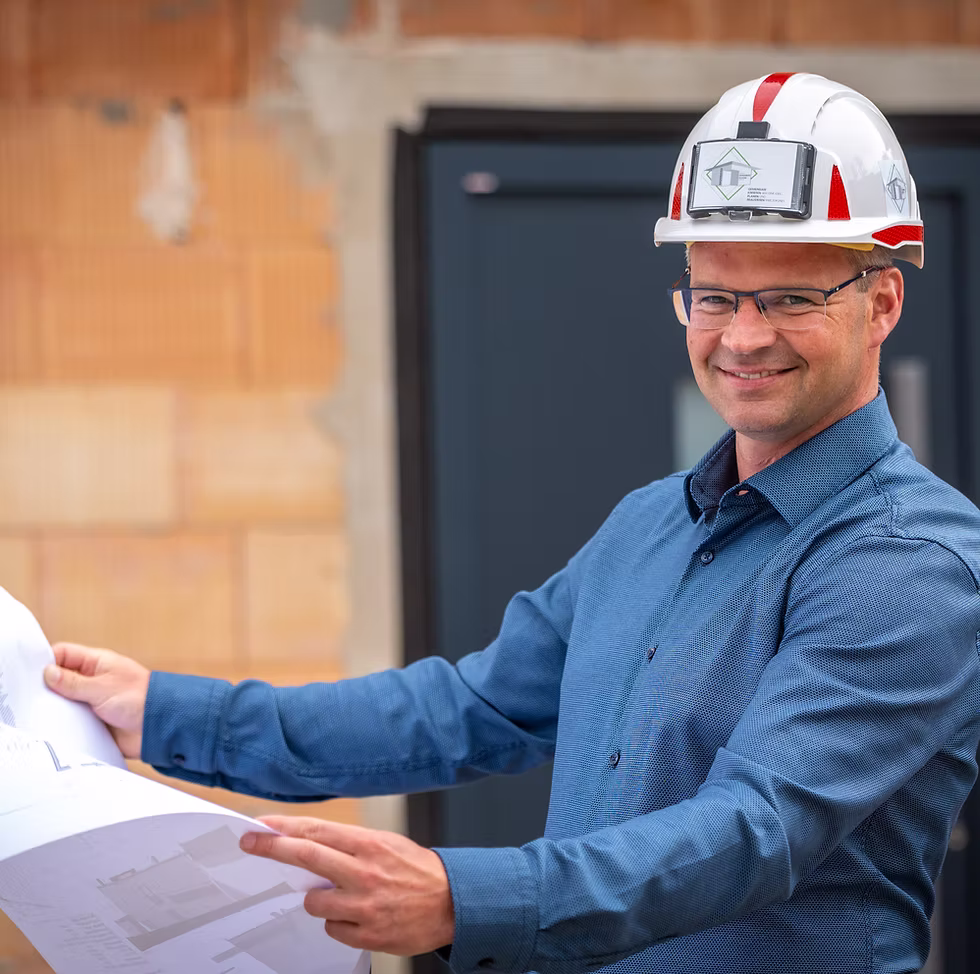 Johannes Scherz mit Plan